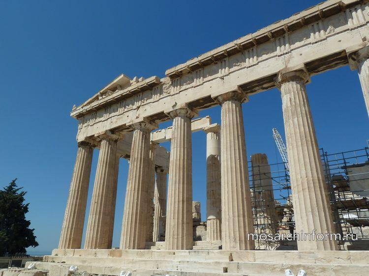 Парфенон демонстрирует общие структурные черты древнегреческого зодчества: стереобат, колонны, антаблемент, фронтон