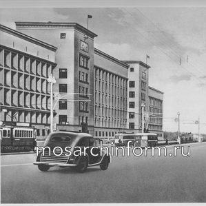 Слева Полиграфический комбинат имени В.М. Молотова., архитектор М.Л. Зильберглейт. 1939