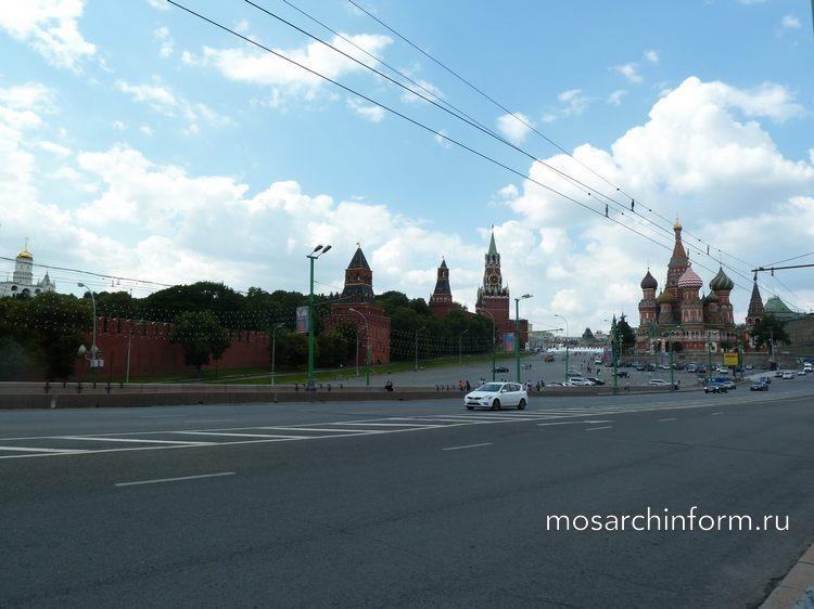 Московский кремль - Васильевский спуск, вид на Покровский собор и стены и башни Кремля