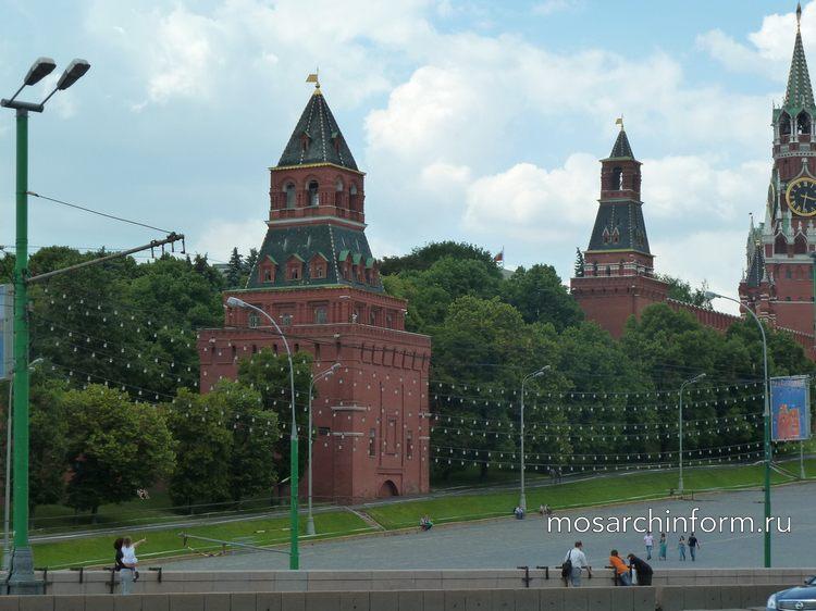 Константино-Еленинская (Тимофеевская) башня Кремля (слева), Набатная башня (в центре), Царская башня (справа), Спасская (Фроловс