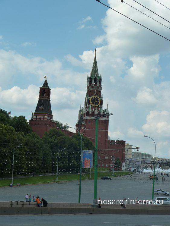 Набатная башня (слева), Царская башня (в центре), Спасская (Фроловская) башня (справа) 