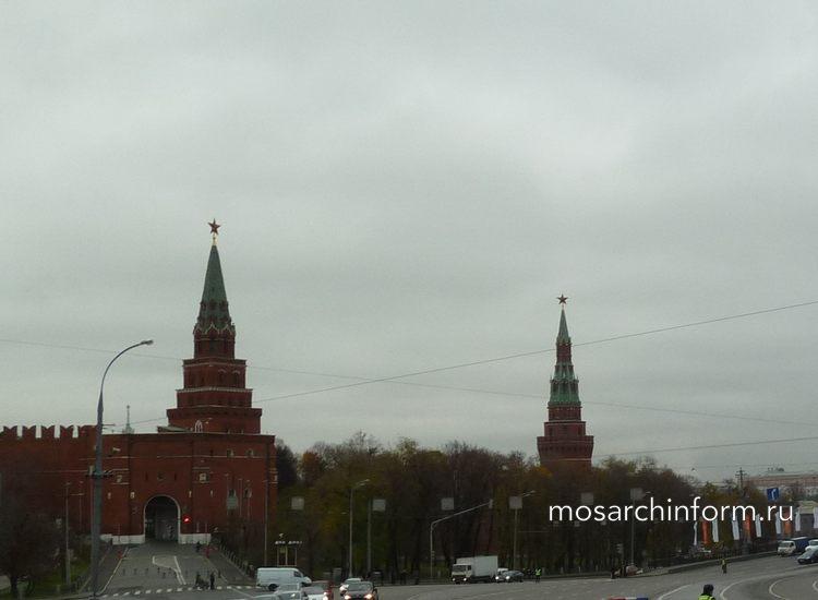 Боровицкая (Предтеченская) башня (слева) и Водовзводная(Свиблова) башня