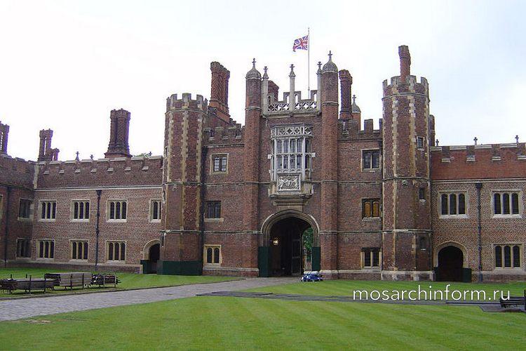 Одно из наиболее известных строений стиля Тюдор - дворец Хэмптон-корт в Англии. 