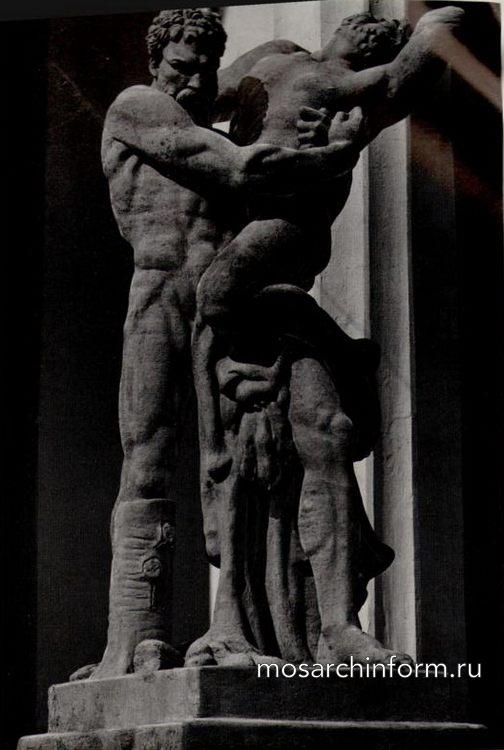 Горный институт. Портик. Скульптурная группа «Геркулес, удушающий Антея». После реставрации