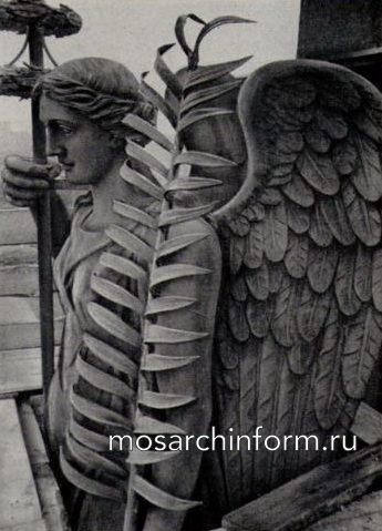 Нарвские Триумфальные ворота. Декоративная скульптура «Гений». После реставрации