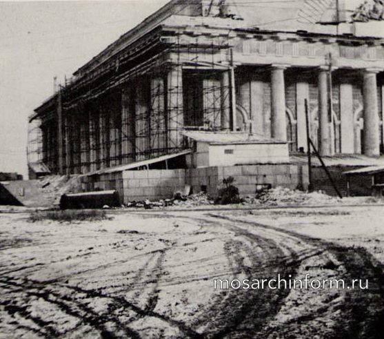 Здание Биржи. Фасад. Начало реставрации. 1945 г.