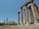 Храм Зевса Олимпийского (Олимпион) в Афинах и вид на Акрополь