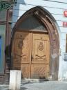 Дверь в готическом стиле
